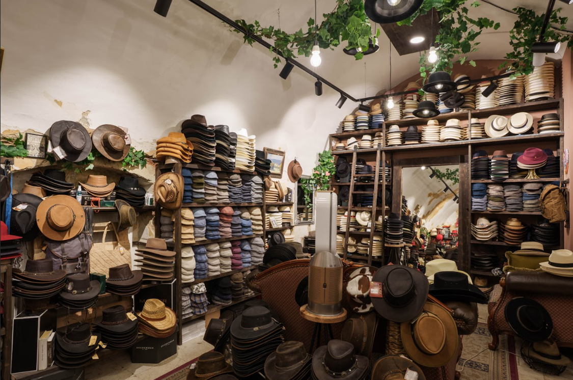 Interiér prodejny Carlsbad Hat – Minoritská 2, Brno